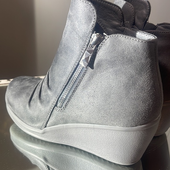 Skechers memory foam booties size 6.5 - Picture 2 of 13